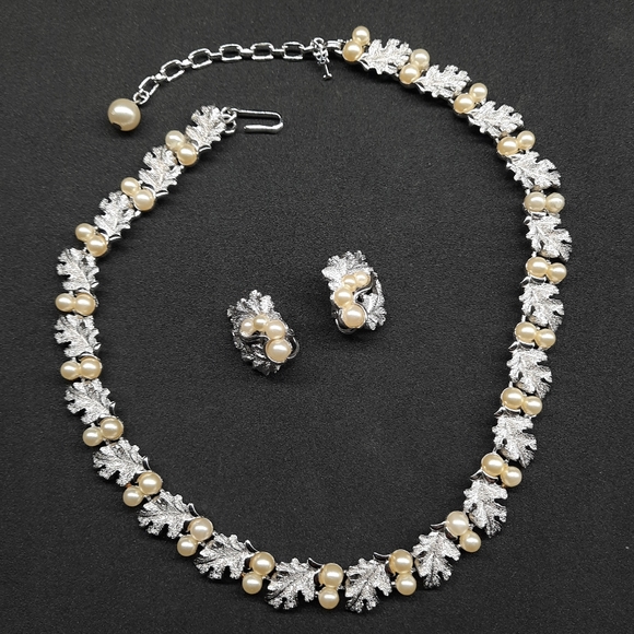 Trifari Oak leaf pearl vintage demi parure necklace clip earring set